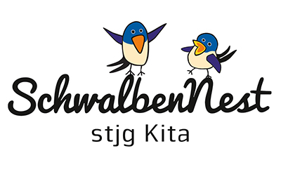 Eine Illustration von zwei Schwalben über dem Schriftzug der Kita Schwalbennest